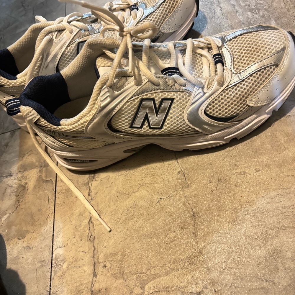 New balance unisex 530 size 5.5 color nave blue, sliver,& white